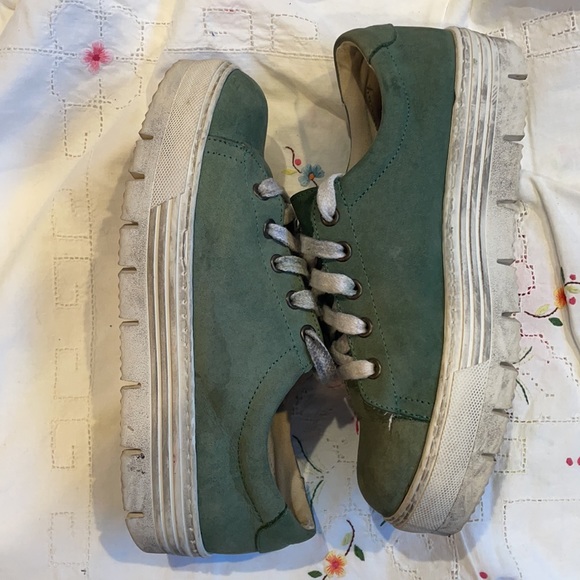 🤍Steve Madden🤍 Distressed Platform Sneakers. Size 7.5 - Picture 3 of 7